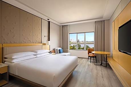Deluxe Guest room, 1 King, River view - 10% Discount on F&B and Laundry till 15th November 2026