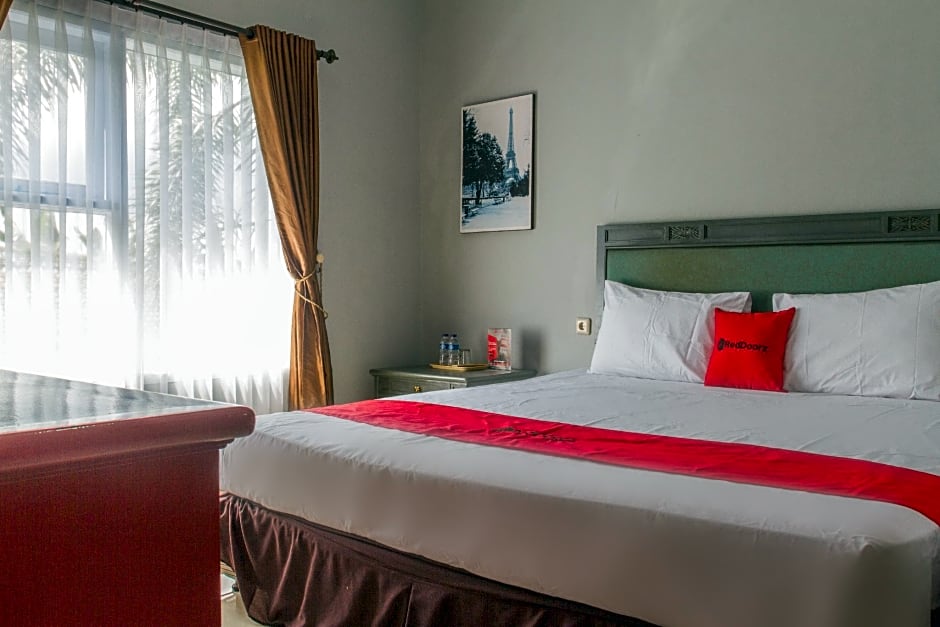 Photo 1 of 50 of RedDoorz Plus @ Otista Garut