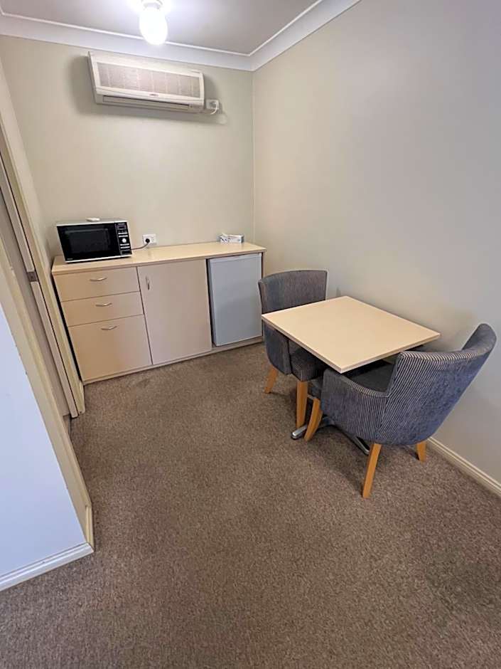 OVERLANDER MOTOR LODGE