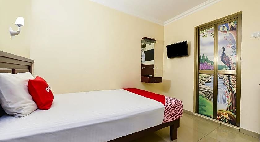 Super OYO 90562 J Hotel PJ