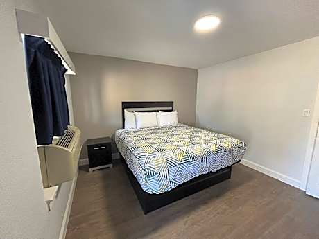 1 King Bed | Smoking, Micfridge
