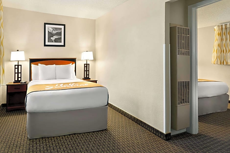 Photo 1 of 2 of 2 Queen Beds, 2nd Floor