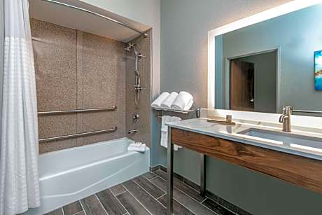 Deluxe King Room with Hearing Impaired Access - Non-Smoking