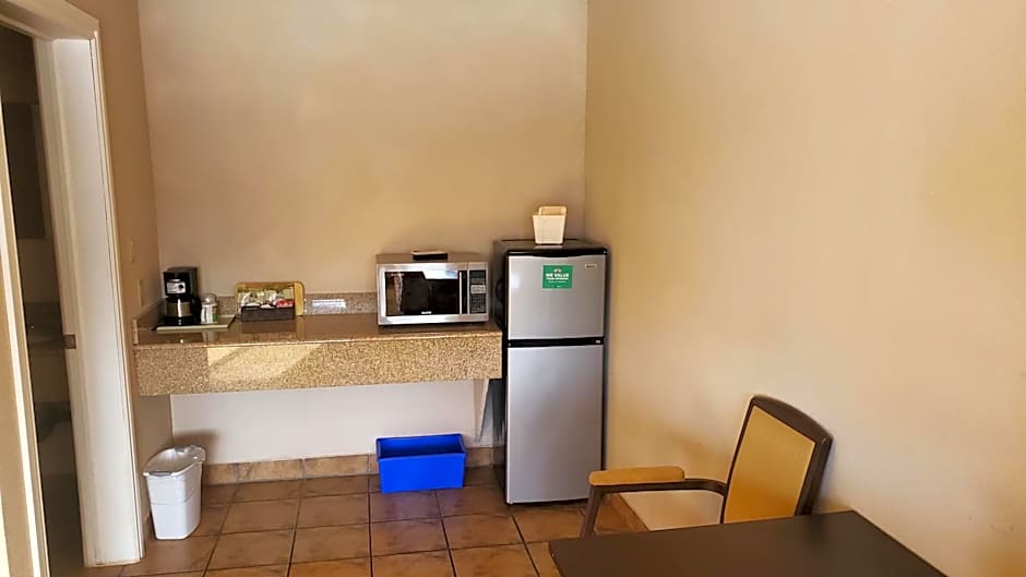 Shoreside Inn & Suites