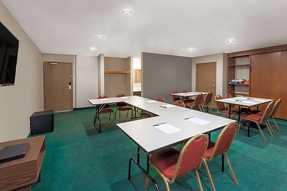 Super 8 by Wyndham Ionia MI