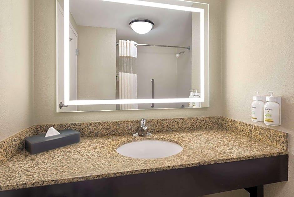 La Quinta Inn & Suites by Wyndham Knoxville Airport