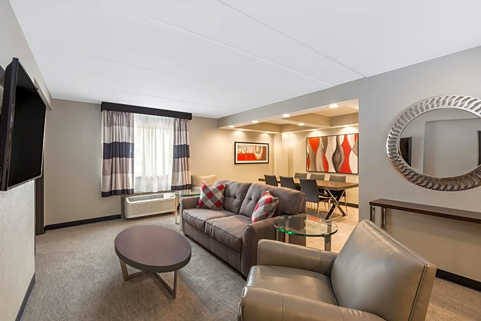 Ramada by Wyndham Des Moines Airport
