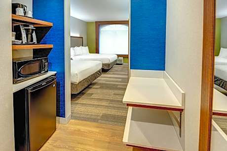 Standard Queen Room with Two Queen Beds and Mobility Accessible Tub