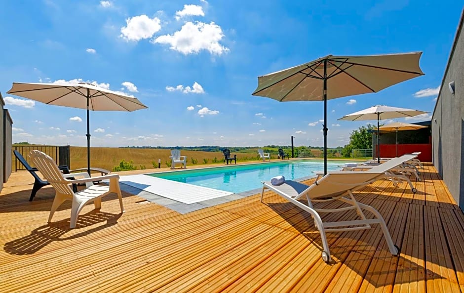 Chalet de charme climatisé, son Jacuzzi - SPA privatif et la piscine de la Maison Bleue du Gers