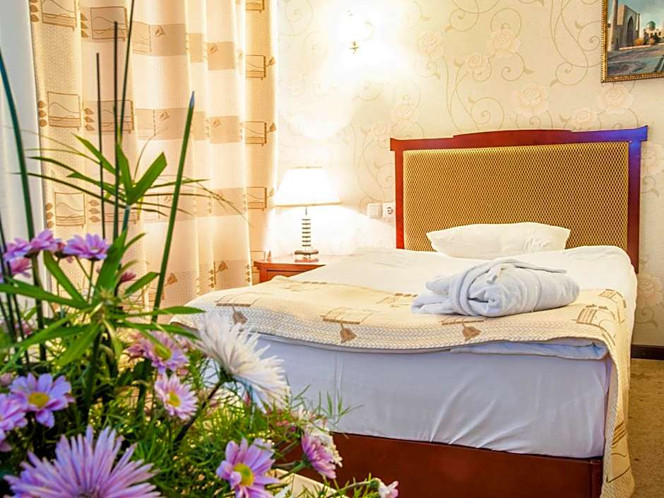 Golden Valley Hotel