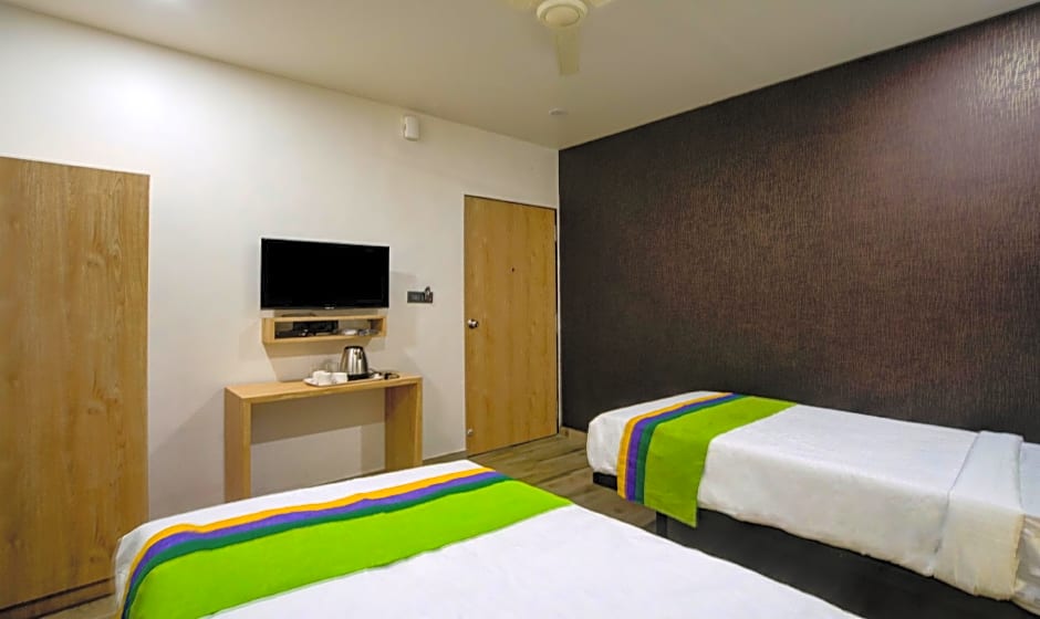 Treebo Grand Lotus - 3 Km From Textile Market