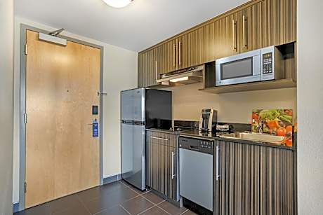 Queen Room with Two Queen Beds and Sofa Bed - Kitchen