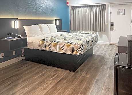 1 King Bed | Hearing Accessible