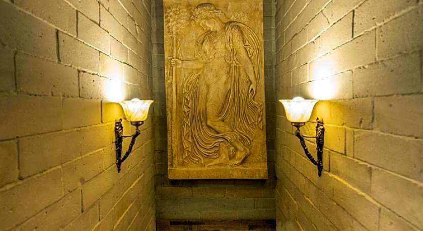 Foremanson Cave Hotel