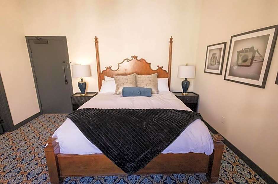 Speakeasy 2 Room Suite (Rm 4)