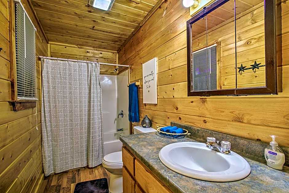 Broken Bow Starlight Cabin with Private Hot Tub!