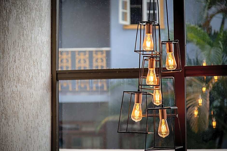 ESPAÇO 250 - Apto mobiliado, 3 quartos, sendo uma suíte, banheiro social, cozinha completa, sala de estar, ar condicionado, tv e internet