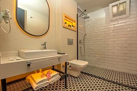 Family Suite (4 Adults + 1 Child)
