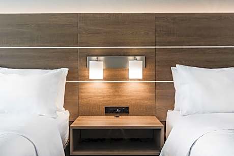 Standard Queen Room with Two Queen Beds and Mobility Accessible Tub