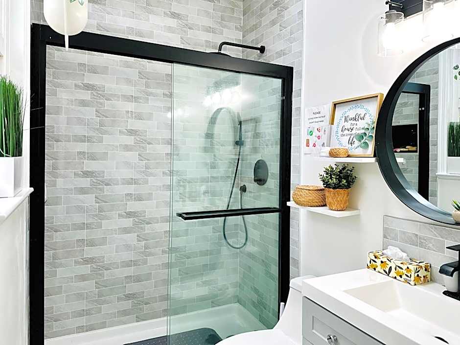3BR Modern Home - Near SkyTrain - Free Parking & Pet Friendly