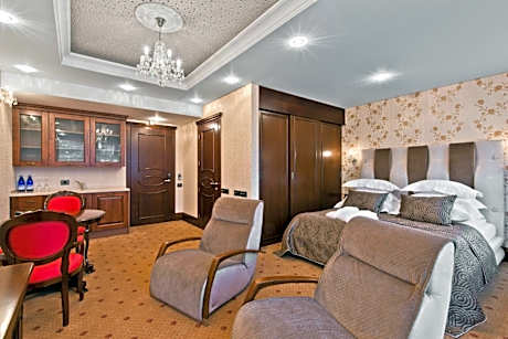 Deluxe Suite with Spa Access