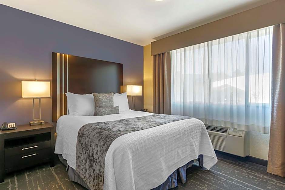 Best Western Plus Edmonds Harbor Inn