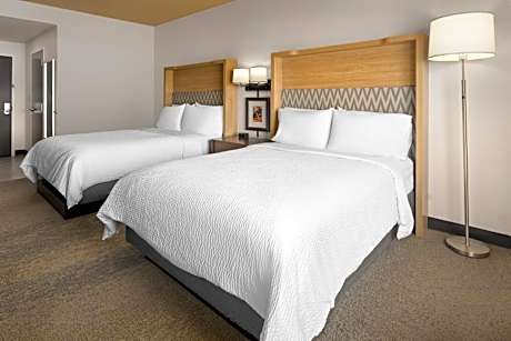 Queen Room with Two Queen Beds - Hearing Accessible