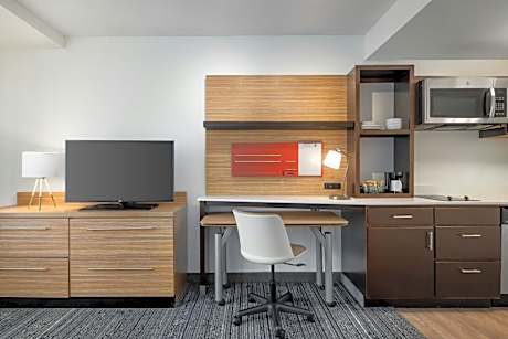 One-Bedroom Queen Suite