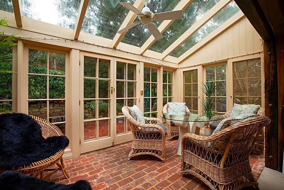 FROGWELL HOLLOW immerse into an idyllic fairytale