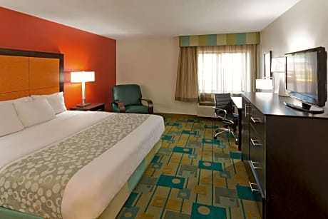 1 King Bed Studio Suite Non-Smoking
