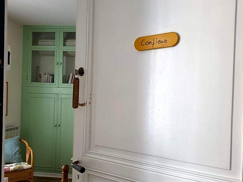 Chambres d'Hôtes et Gîtes- L'Abri sous Roche