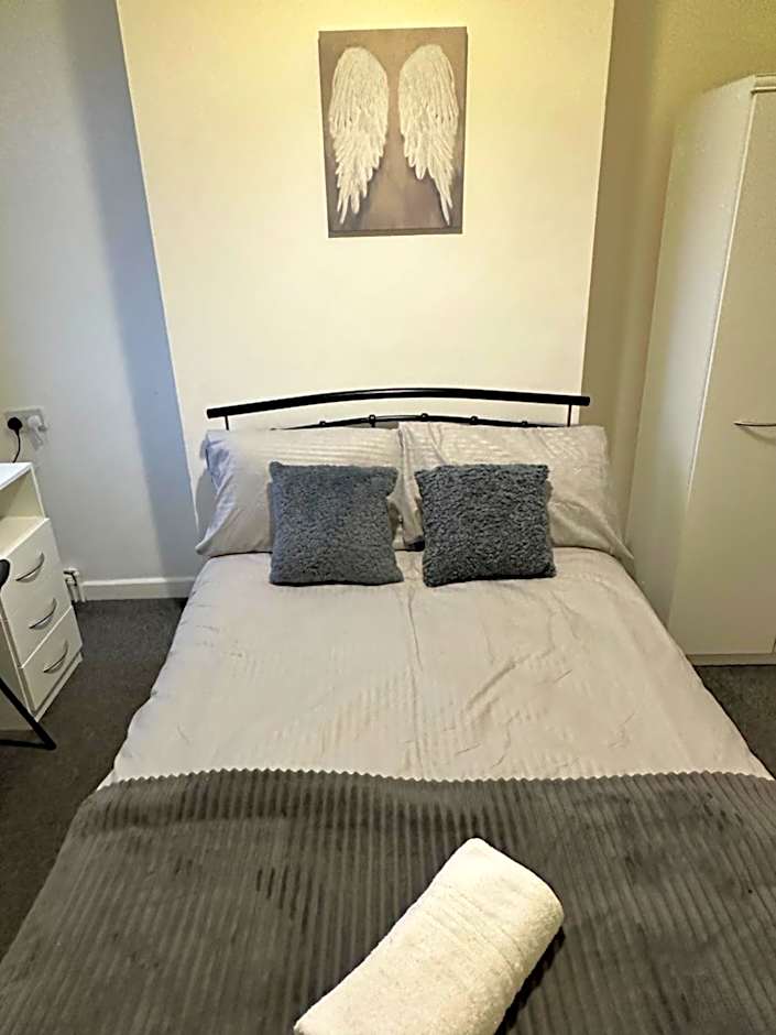 Lovely Town house Room 3