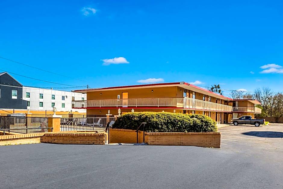 Econo Lodge  Inn & Suites Macon West
