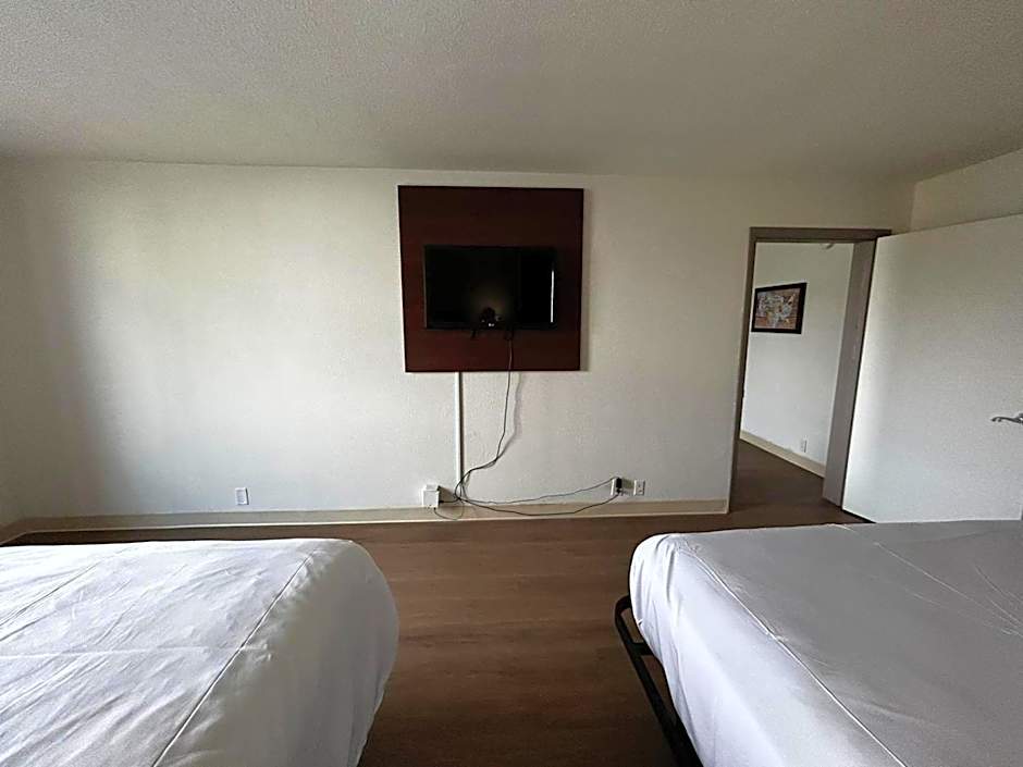 Econo Lodge Inn & Suites