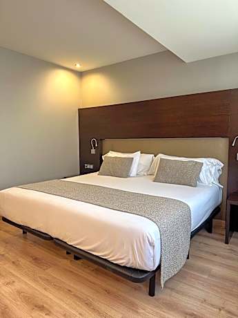 Deluxe Room with Hot Tub