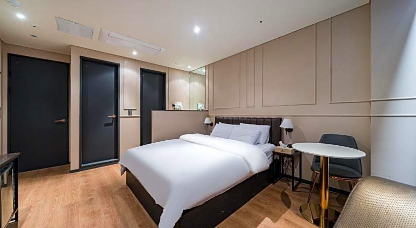 Brown Dot Incheon Nonhyeon Sorae port