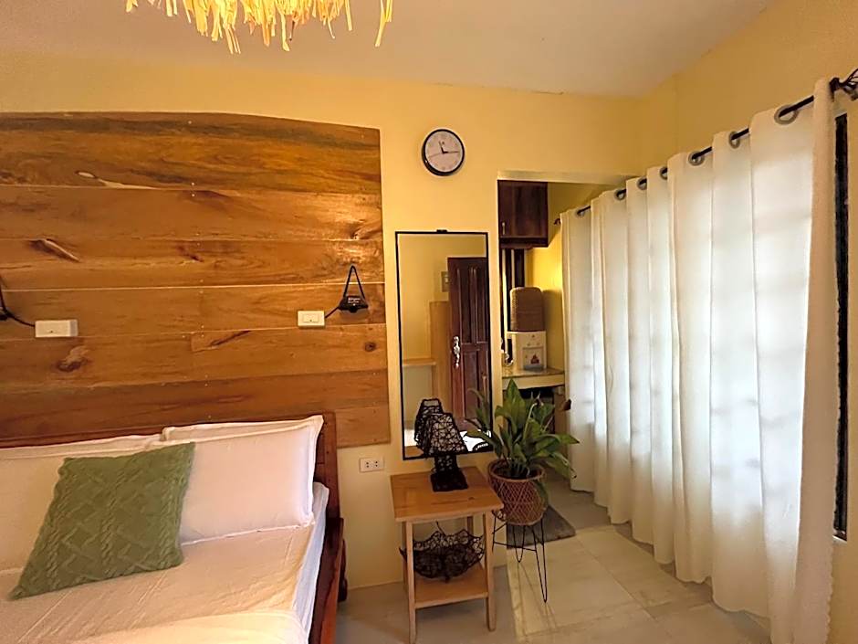 Cozy Bungalow Isa with AC and Generator in General Luna