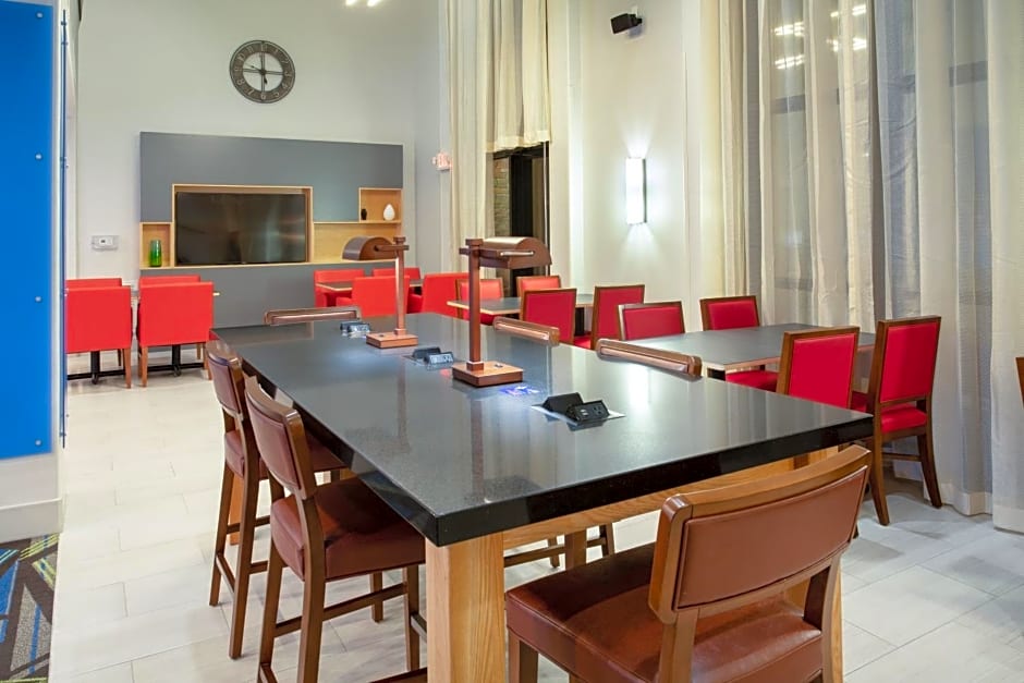 Holiday Inn Express & Suites Phoenix - Glendale Sports Dist By IHG