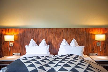 1 Queen Bed, Garden View