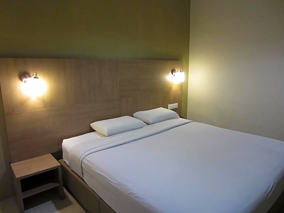 Photo 1 of 6 of Deluxe 1 King Bed, Windowless