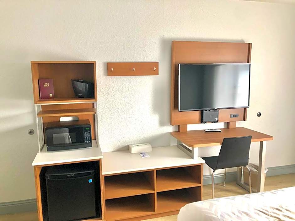 Super 8 by Wyndham Fort Bragg