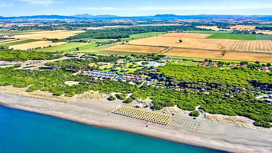 ISA-Village with swimming-pool and private equipped beach in Montalto Marina