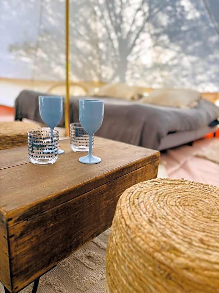 Locations insolites "vie en plein air" cabane et tipi Bastide Bellugue maison d'hôtes reseau Bienvenue à la ferme à 3 mn de lourmarin