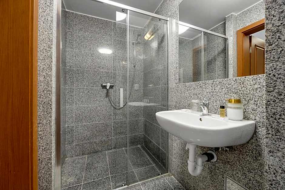 Hotel Reverie - Dependance, Check-in at Metropolitan Star