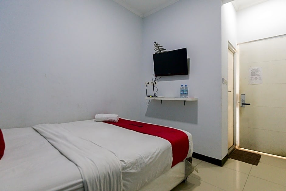 RedDoorz @ Garden Boulevard Citra Raya Tangerang
