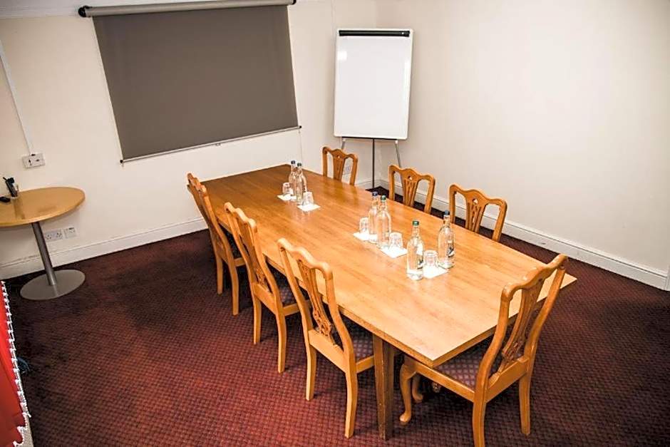 OYO The Red Lion Hotel