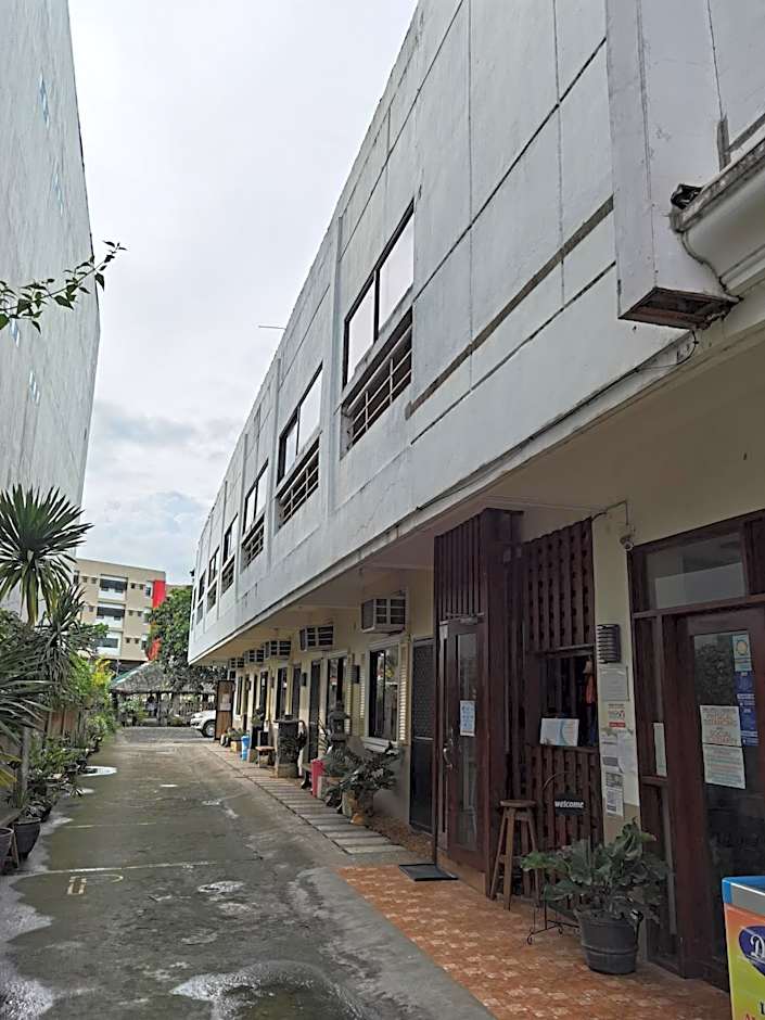 RedDoorz near Colgante Bridge Naga City