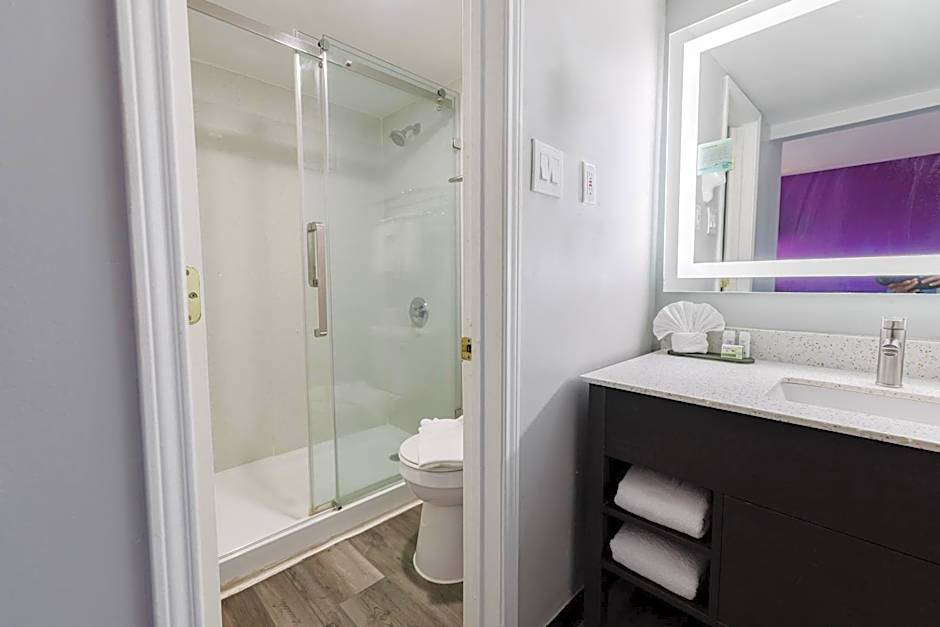 La Quinta Inn & Suites by Wyndham Mid-City