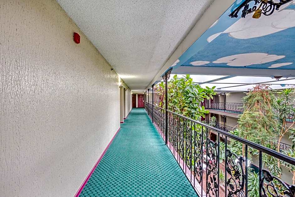 OYO Townhouse Tulsa Woodland Hills