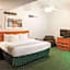 La Quinta Inn & Suites by Wyndham Indianapolis Airport Lynhurst